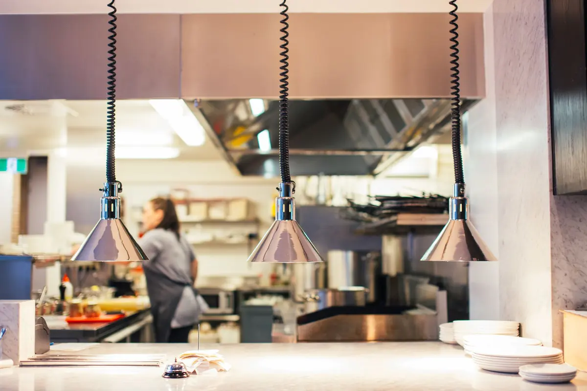 Passe et cuisine ouverte d'un restaurant pendant le service